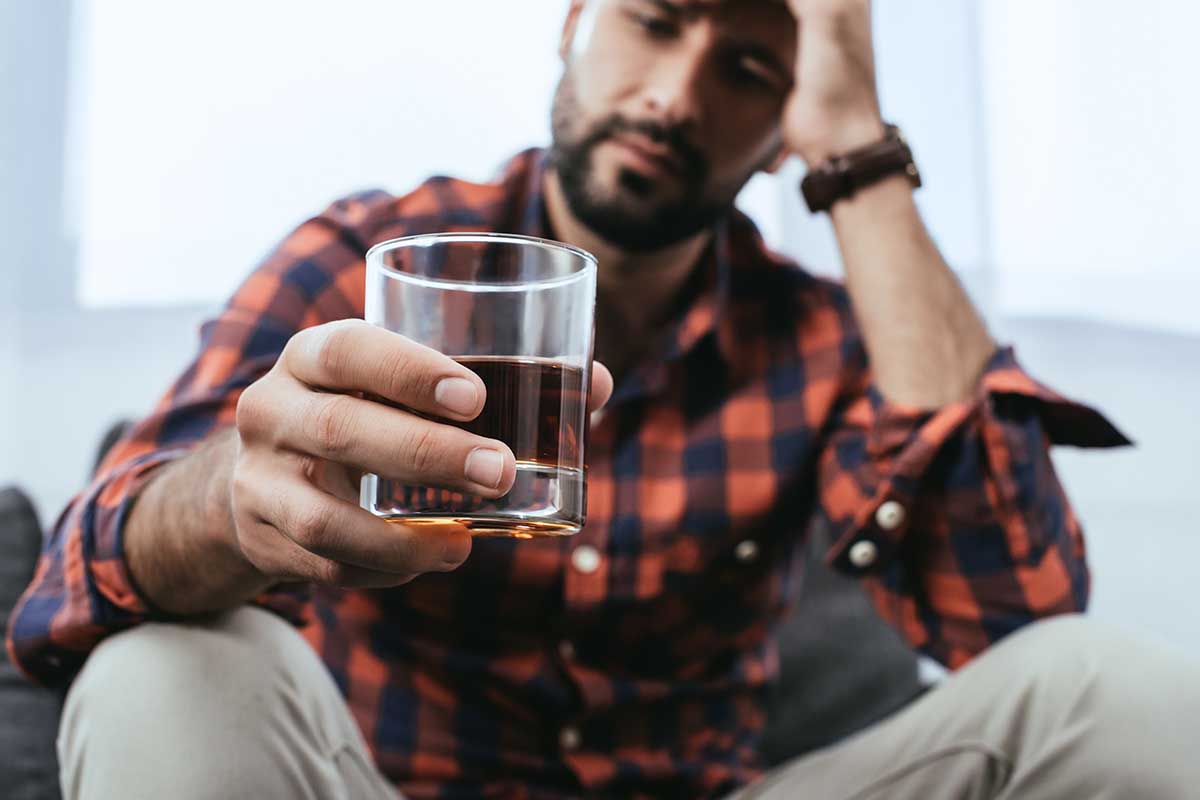 man deals with the early signs of alcohol addiction
