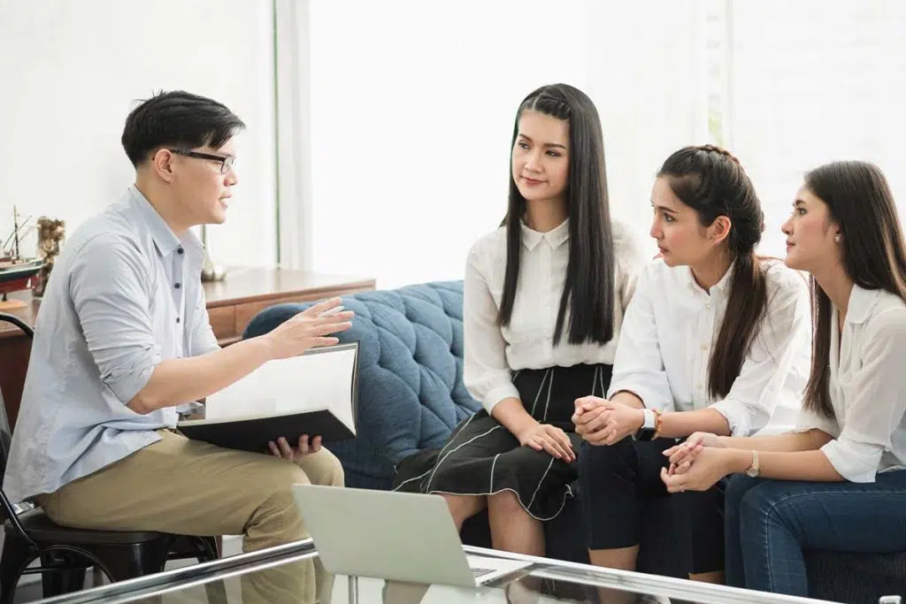 therapist explaining the goals of family therapy to clients