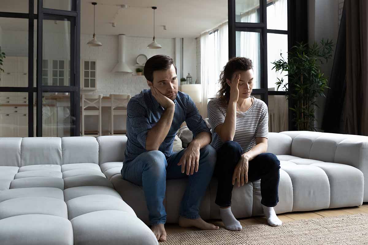 couple discovering the signs of cocaine addiction